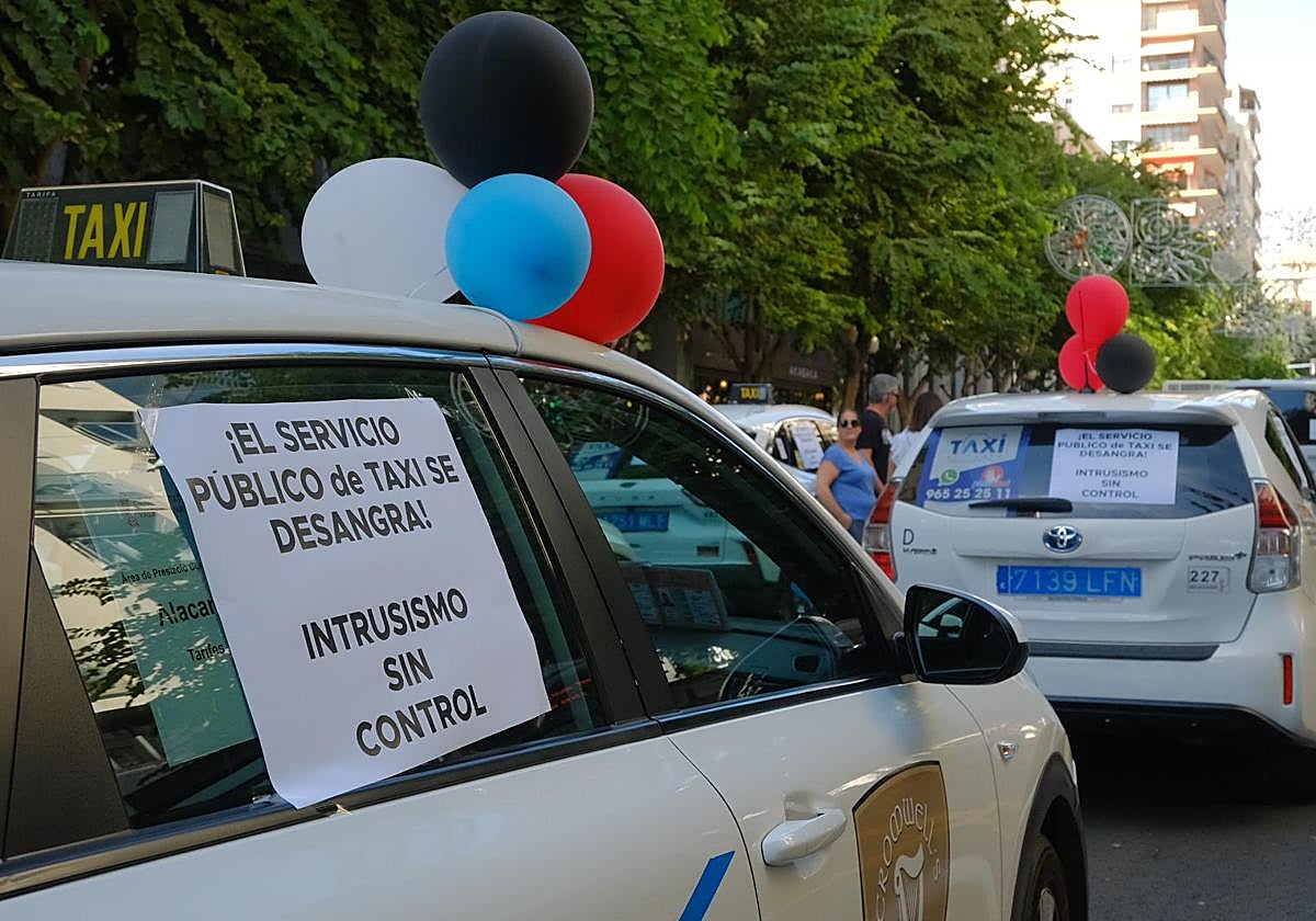 Taxi de Alicante durante la jornada de huelga.
