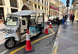 Tuc tuc aparcado en zona de carga y descarga en la calle Altamira.