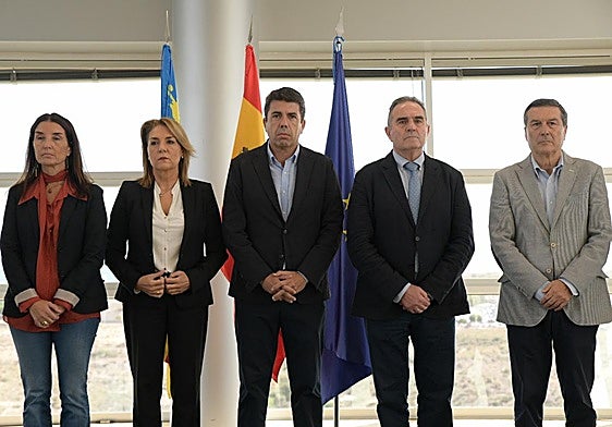 Carlos Mazón, durante el minuto de silencio que guardó el Consell este martes por un crimen machista.