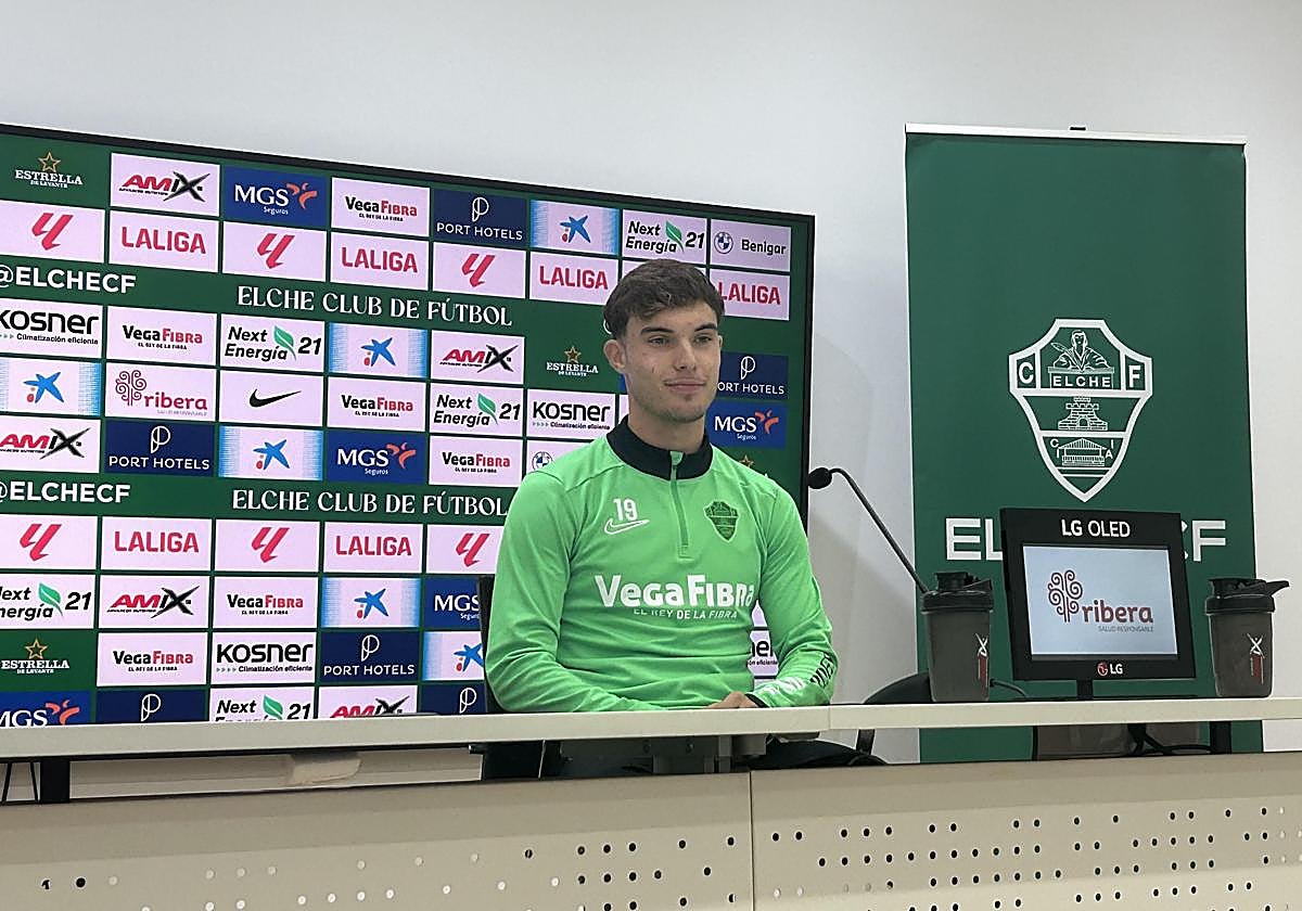 Yago de Santiago, sonriente en su regreso al Martínez Valero tras más de nueve meses de recuperación.