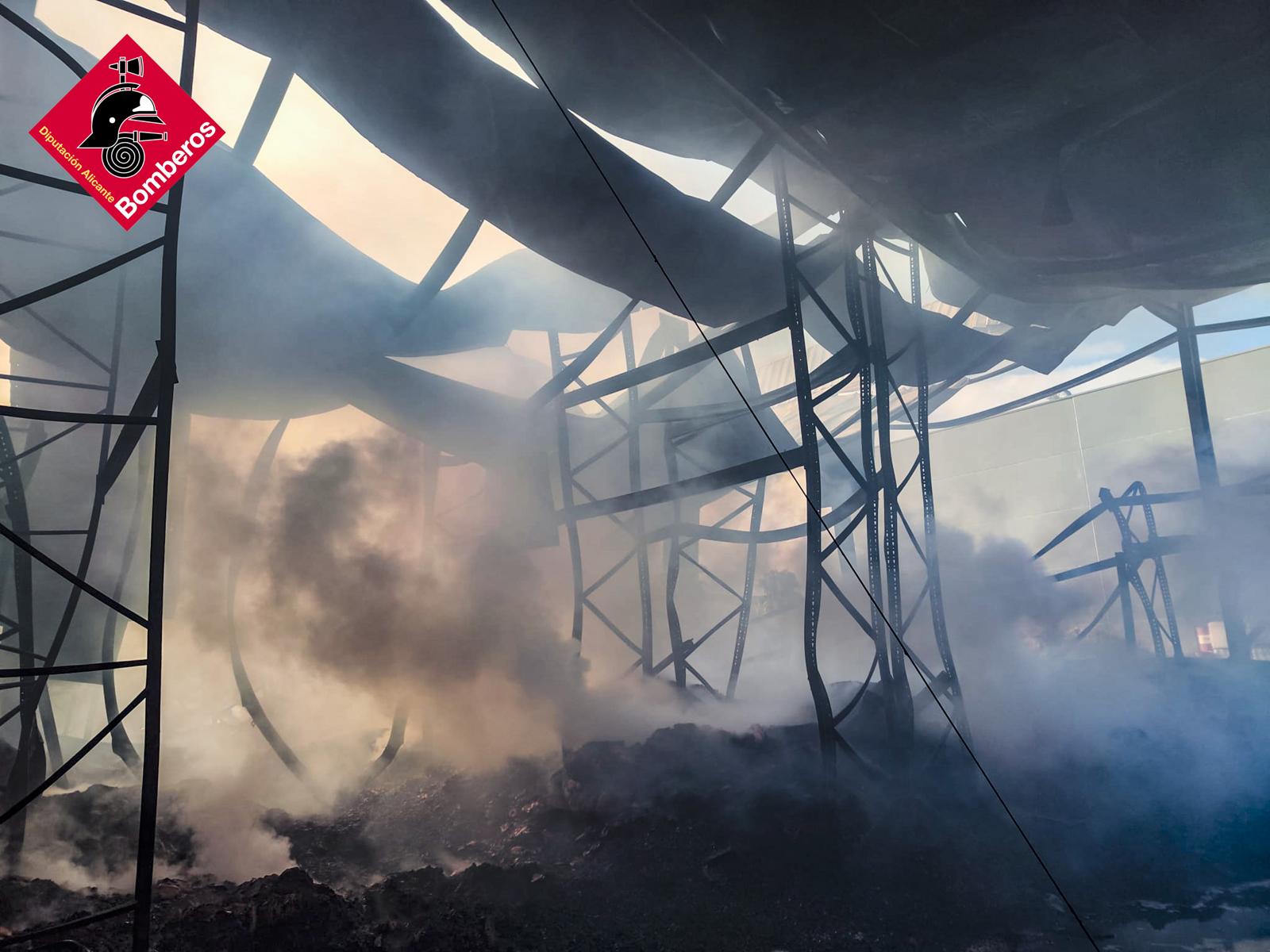 Así ha quedado la fábrica de pieles y curtidos de Elda, arrasada por las llamas