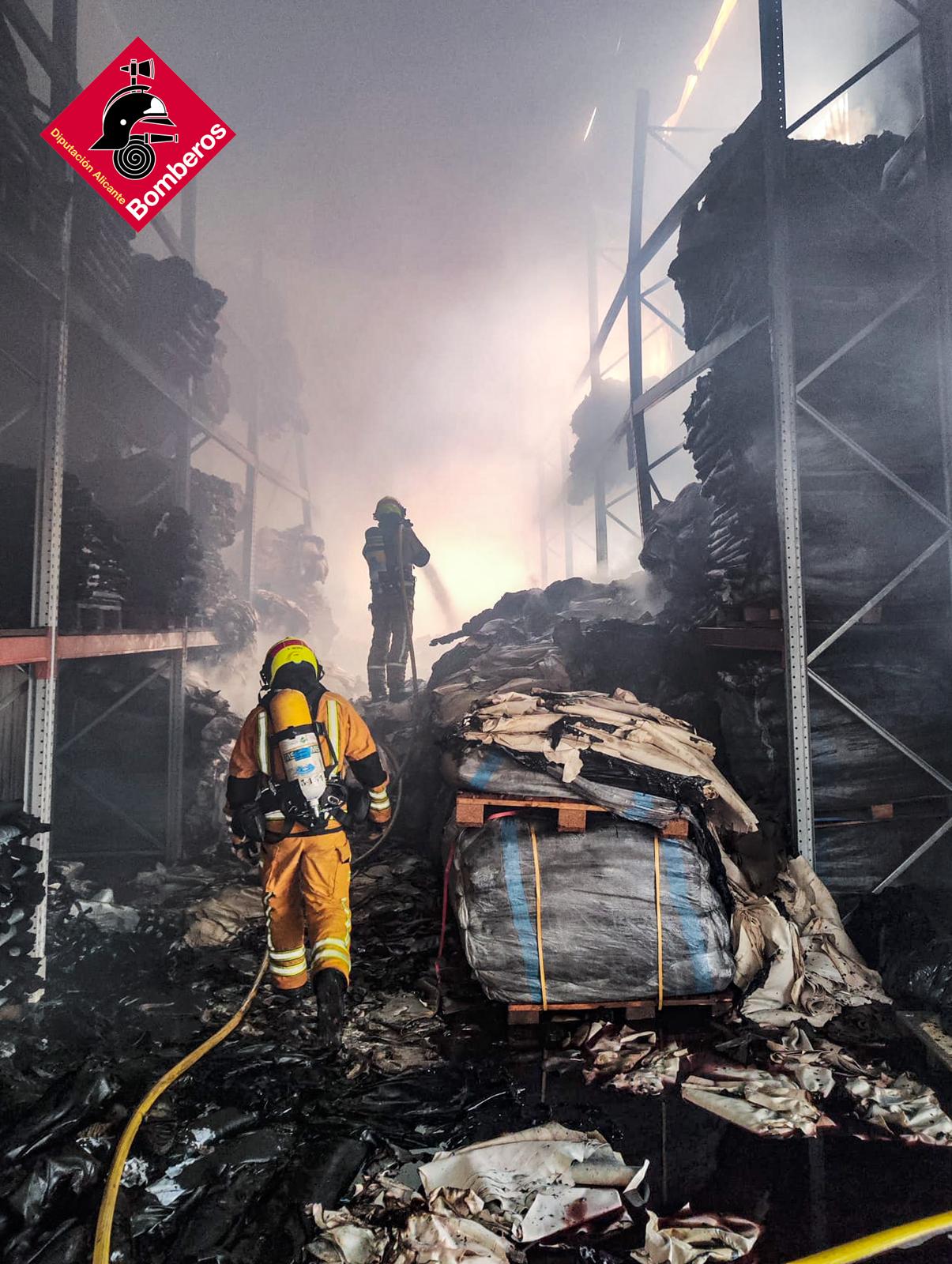 Así ha quedado la fábrica de pieles y curtidos de Elda, arrasada por las llamas