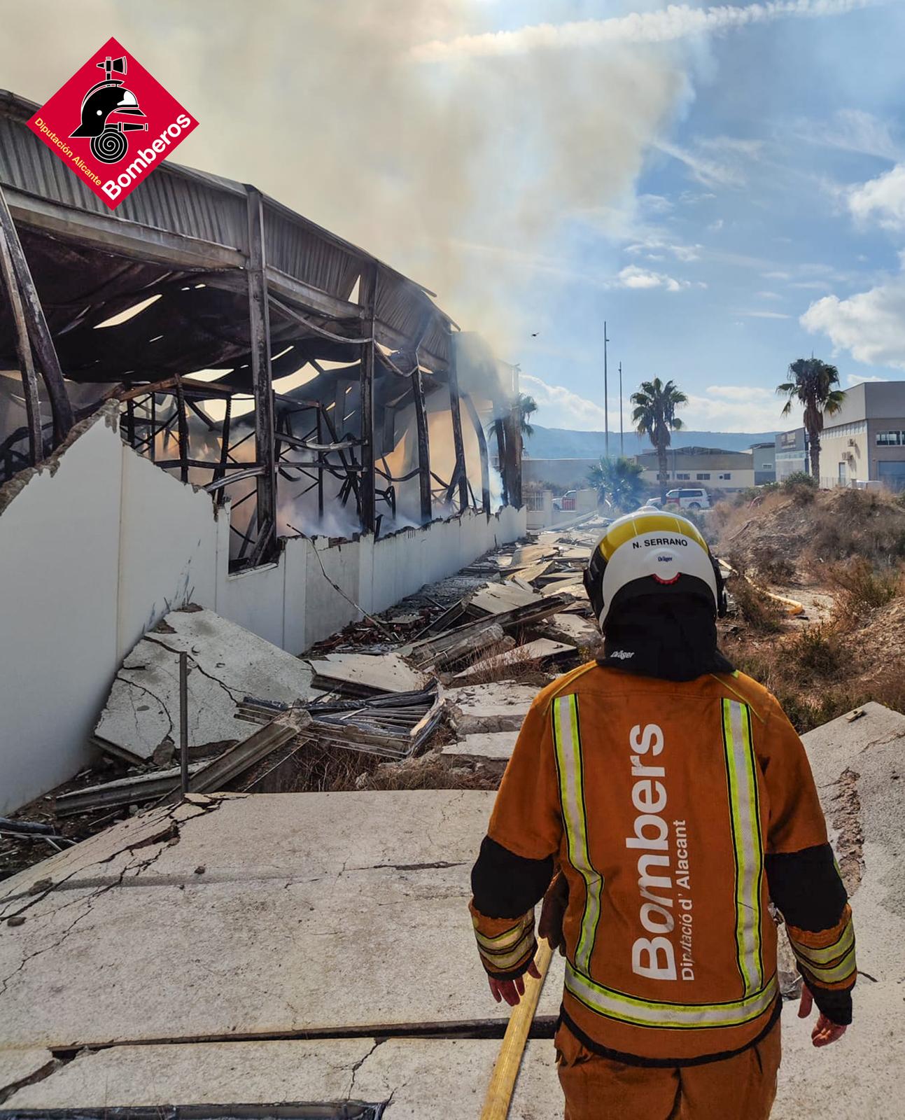 Así ha quedado la fábrica de pieles y curtidos de Elda, arrasada por las llamas