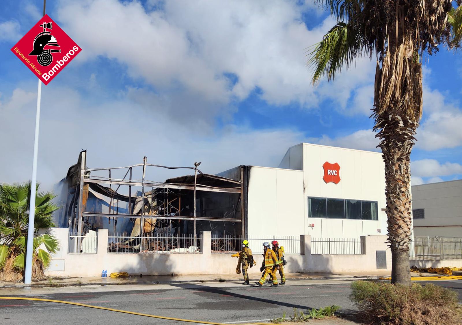 Así ha quedado la fábrica de pieles y curtidos de Elda, arrasada por las llamas