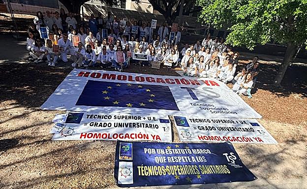Sentada protagonizada por los TSS frente al Hospital de Sant Joan d'Alacant este martes.