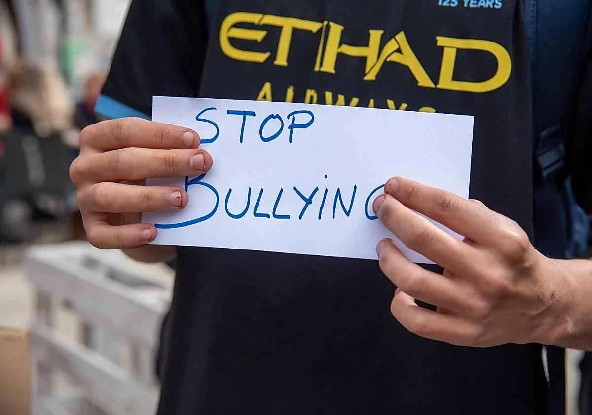 Concentración contra el acoso escolar en un colegio.