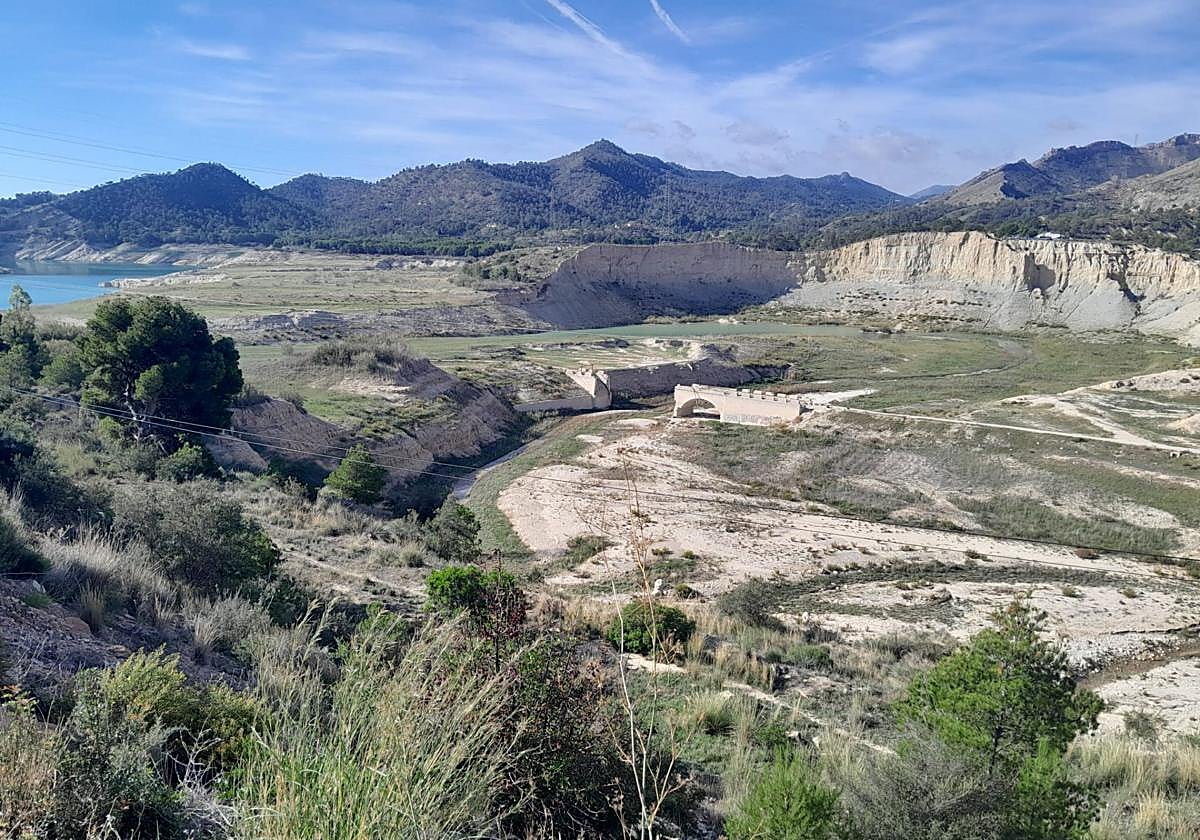 Estado del Amadorio, con solo dos hectómetros cúbicos de agua.