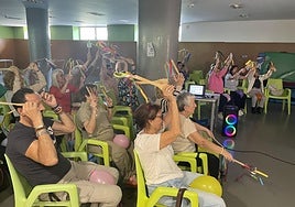 Los cuidadores han participado activamente en la parte práctica del taller de musicoterapia.