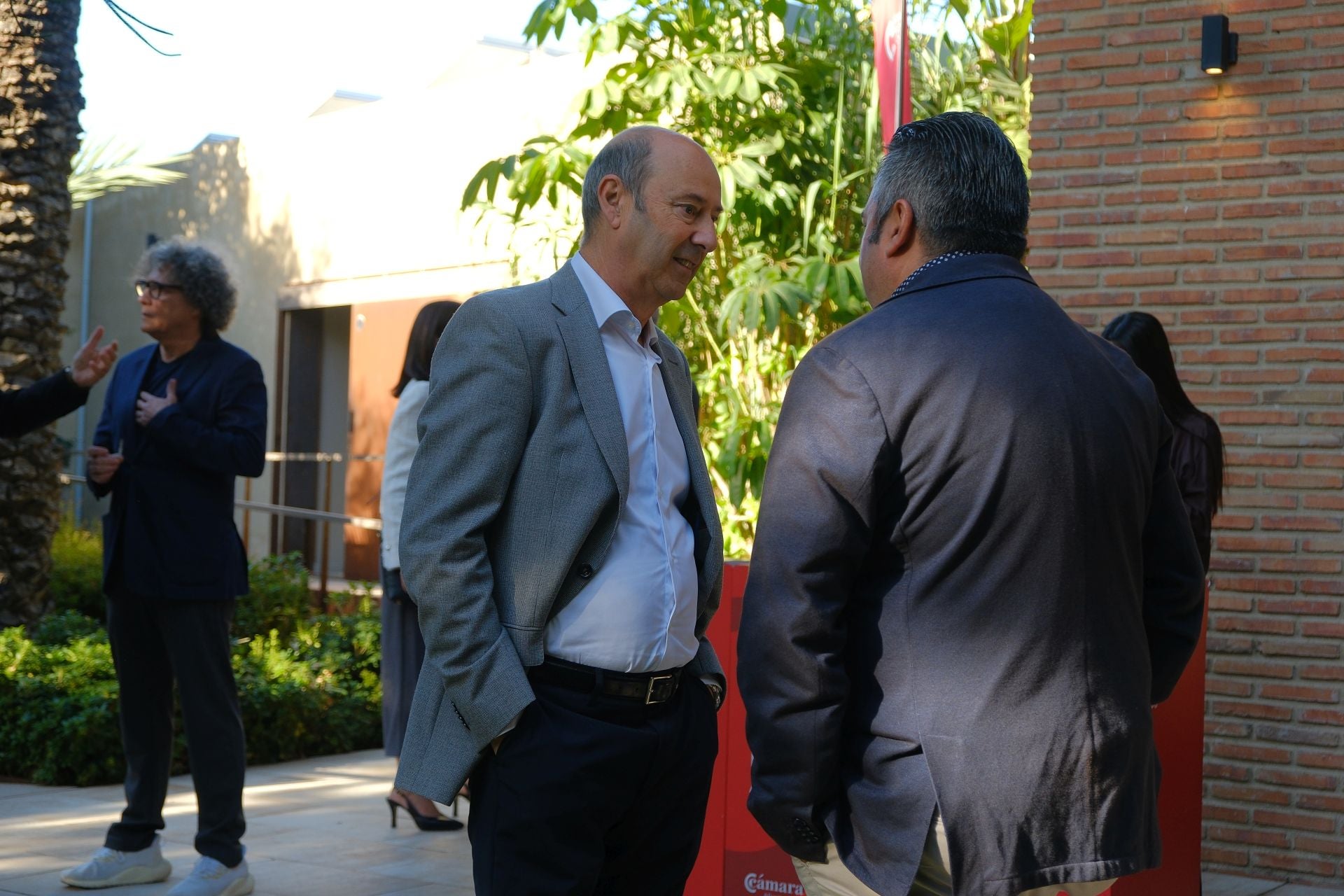 El doctor Enrique de Madaria participa en el ciclo de conferencias circulares del Cámara Business Club