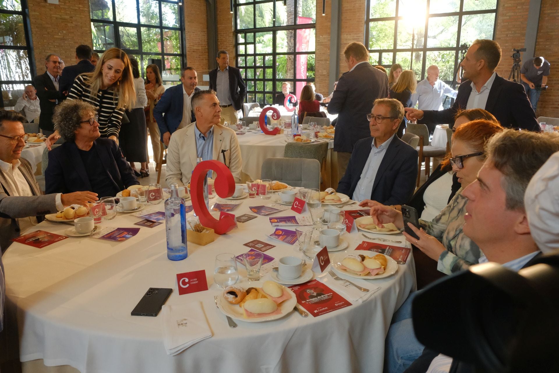 El doctor Enrique de Madaria participa en el ciclo de conferencias circulares del Cámara Business Club