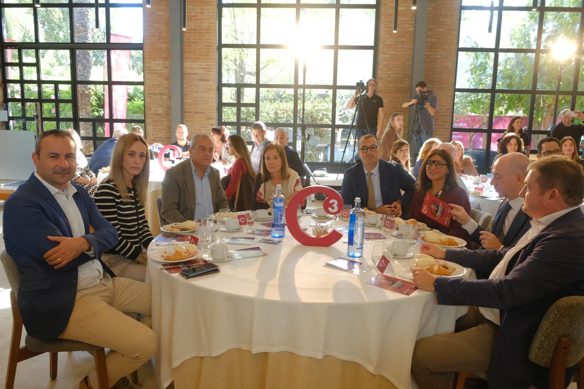 El doctor Enrique de Madaria participa en el ciclo de conferencias circulares del Cámara Business Club