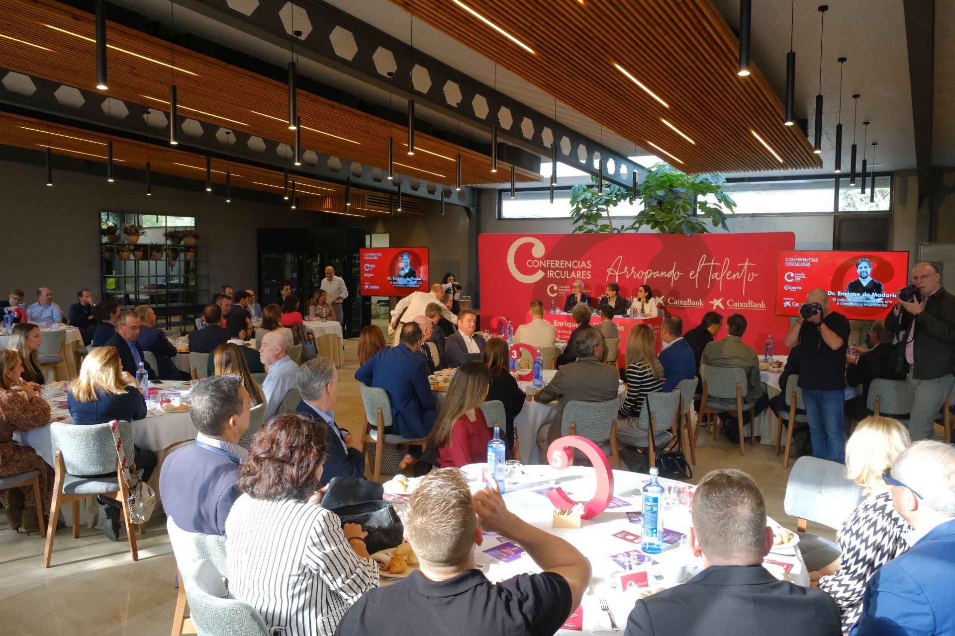 El doctor Enrique de Madaria participa en el ciclo de conferencias circulares del Cámara Business Club