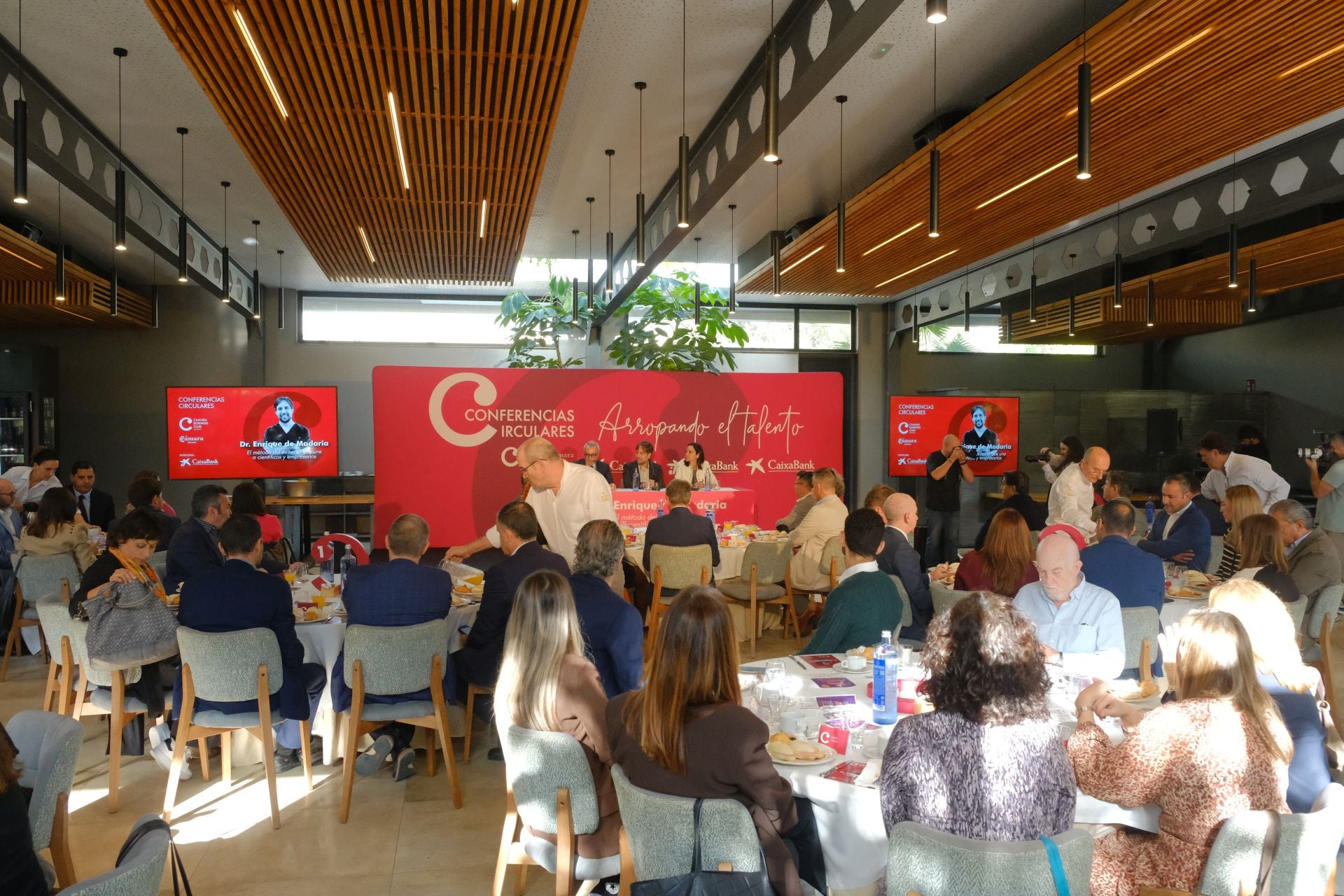 El doctor Enrique de Madaria participa en el ciclo de conferencias circulares del Cámara Business Club