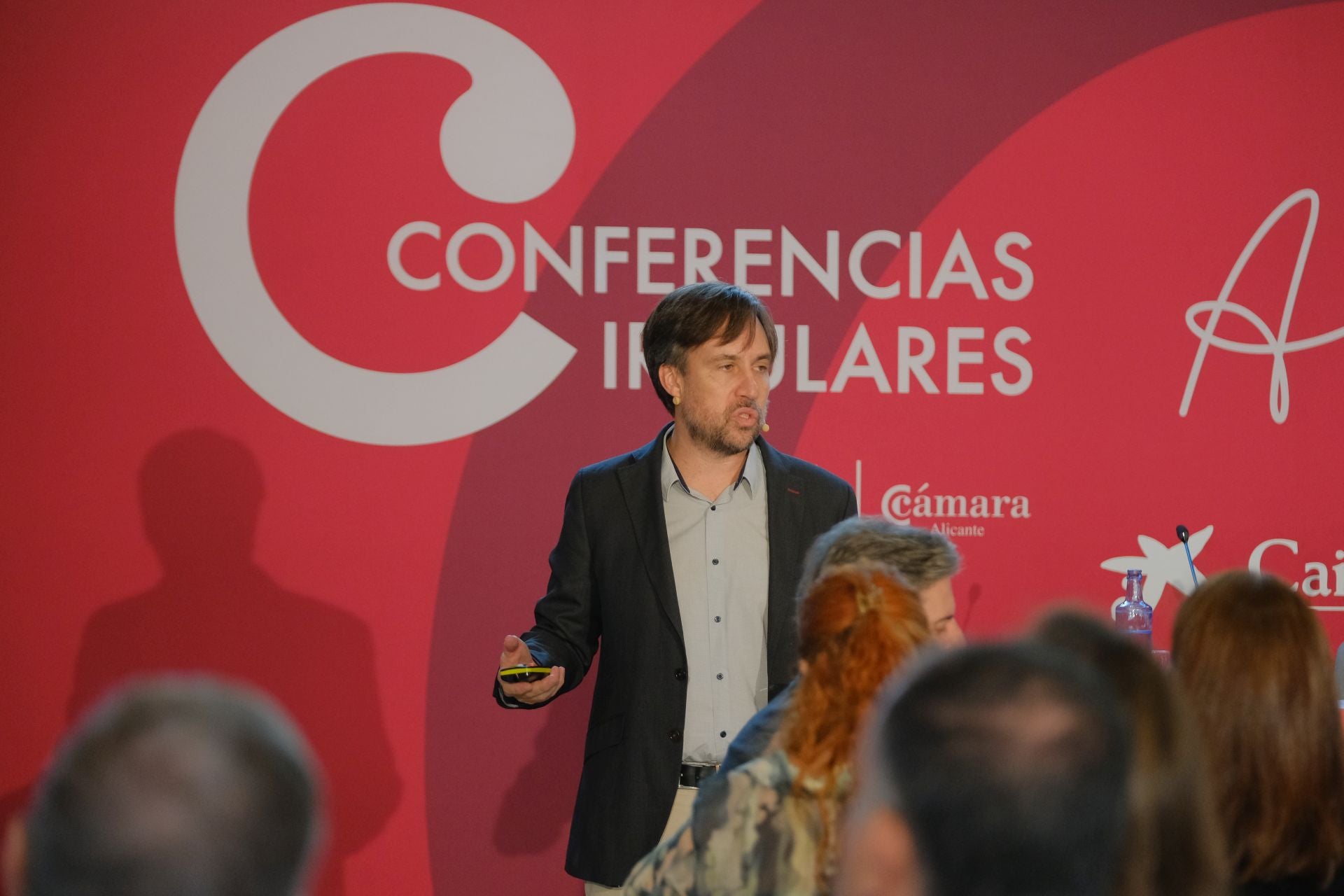 El doctor Enrique de Madaria participa en el ciclo de conferencias circulares del Cámara Business Club