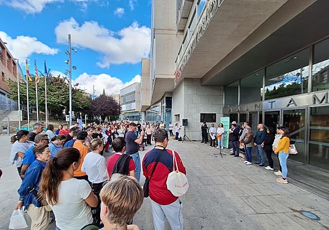 Concentración en la plaza del Ayuntamiento de San Vicente.