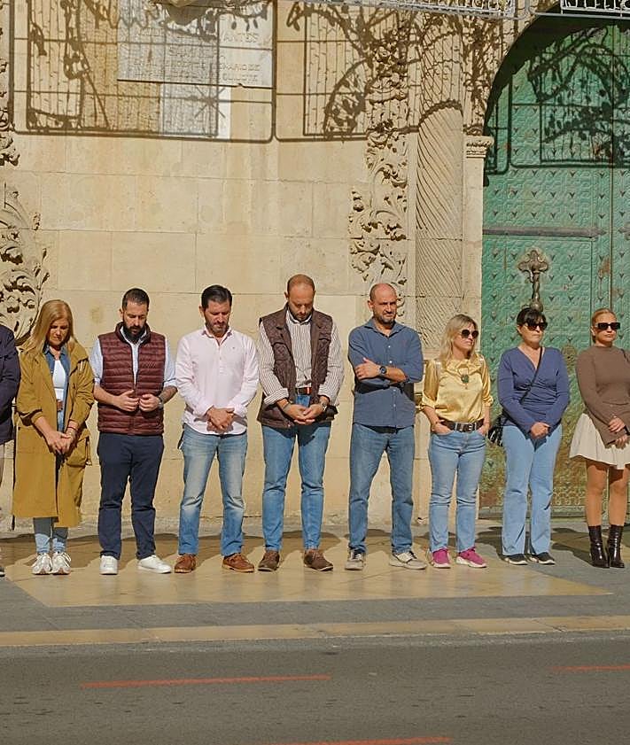 Imagen secundaria 2 - Minuto de silencio para condenar el último crimen machista en Alicante.