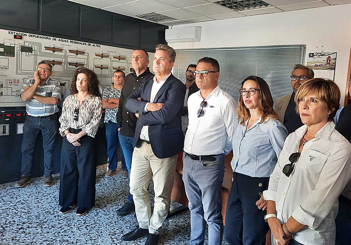 Martínez Mus durante la visita a la depuradora de Altea