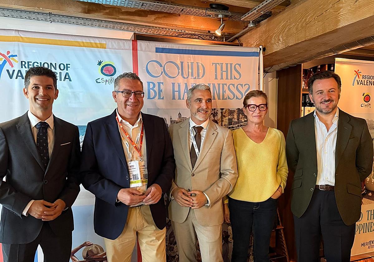 Imagen principal - El alcalde Pablo Ruz e Irene Ruiz refuerzan la proyección internacional de Elche en la World Travel Market de Londres.