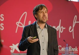 El doctor Enrique Madaria durante la conferencia ofrecida este miércoles.