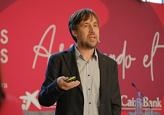 El doctor Enrique Madaria durante la conferencia ofrecida este miércoles.