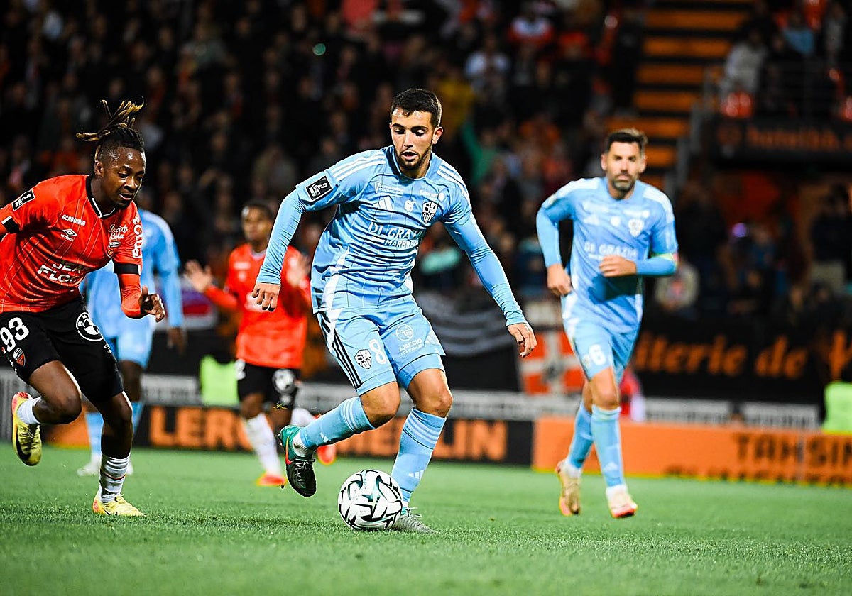 Mehdi Puch controla el balón durante un partido con el Ajaccio.