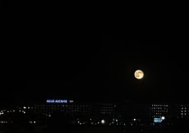 La luna del castor emerge sobre el cielo de Alicante.