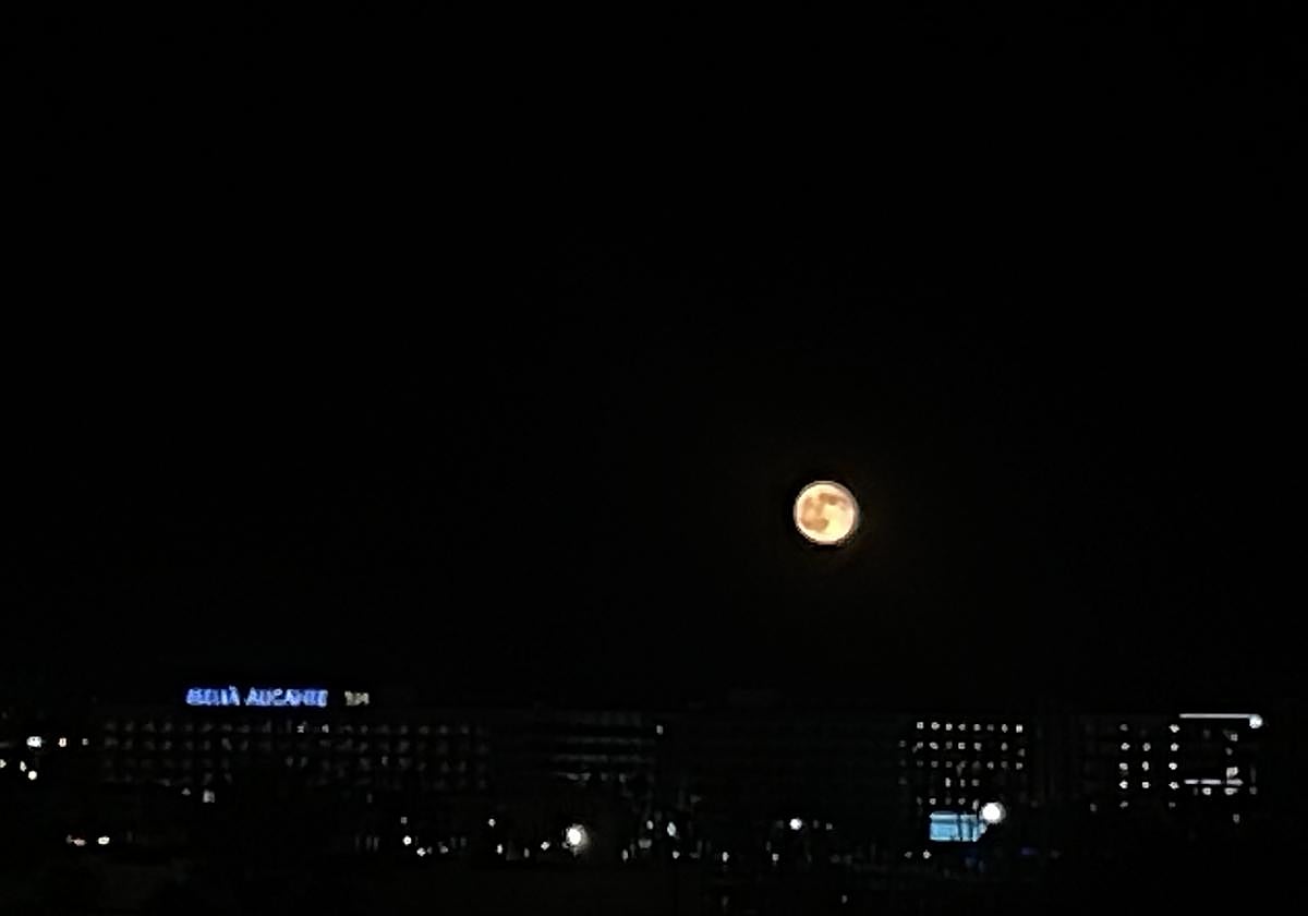 La luna del castor emerge sobre el cielo de Alicante.