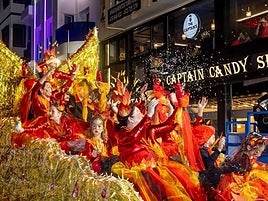 Desfile de carrozas y castillo