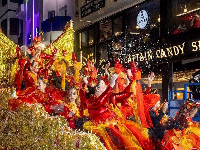 Desfile de carrozas y castillo