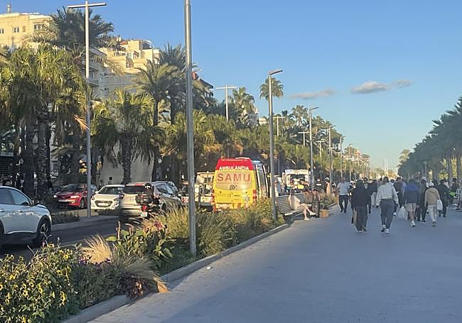 Ambulancias y Policía en el lugar del incidente.