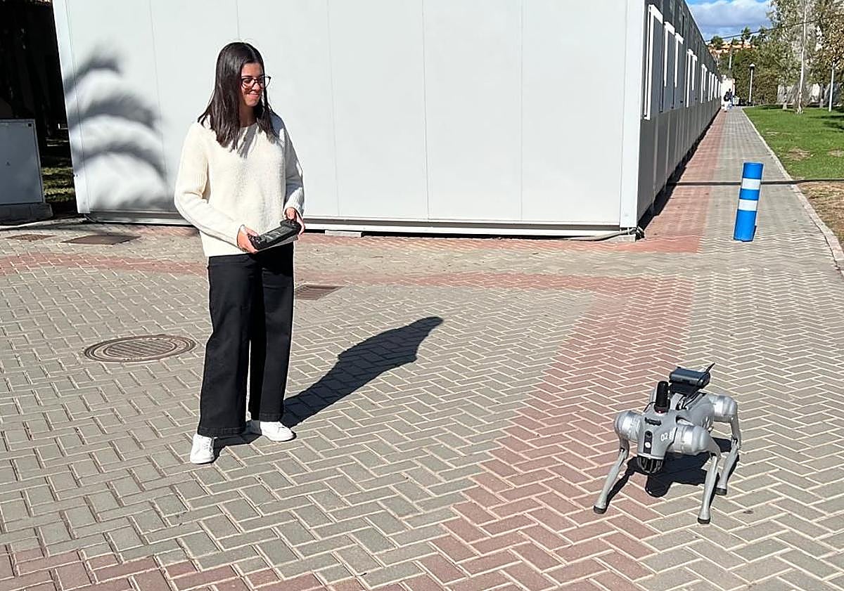 Imagen principal - 1. Carmen maneja el robot en el campus de la UA. 2. Francisco Gómez fotografía a varios curiosos con Paws. 3. Paws sobre dos patas. 