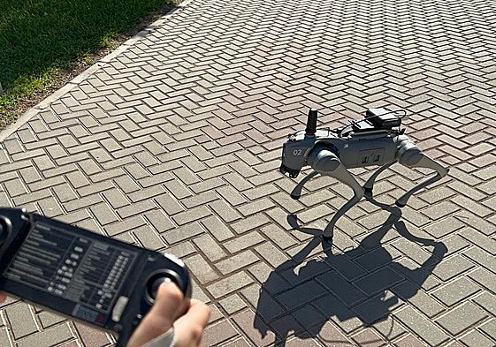 Carmen controla a Paws, el perro robot de la UA.