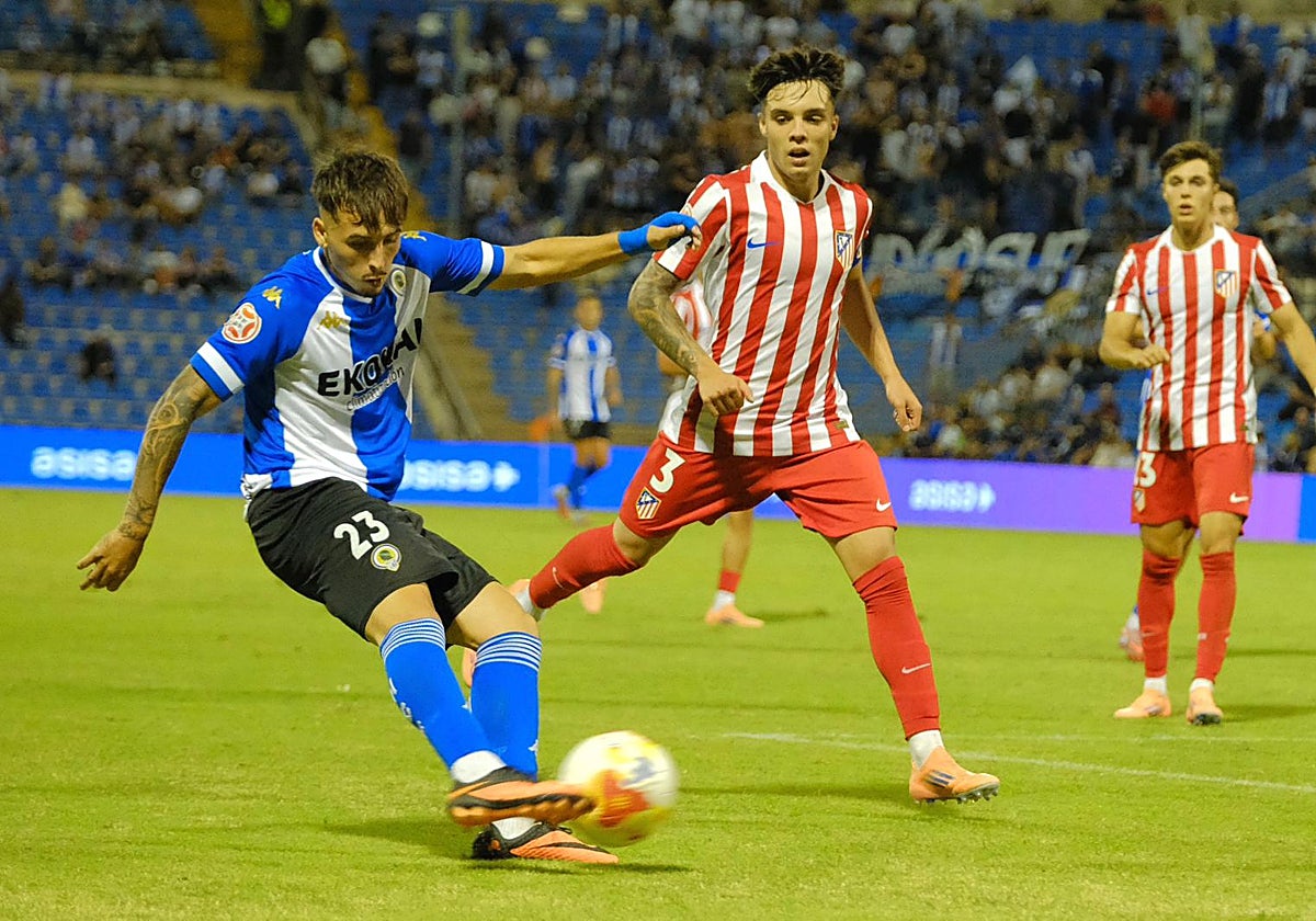 Youth player Rafa de Palmas makes a cross against Atlético Madrileño.