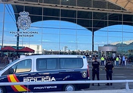 Dos policías vigilan los accesos al aeropuerto Alicante-Elche.