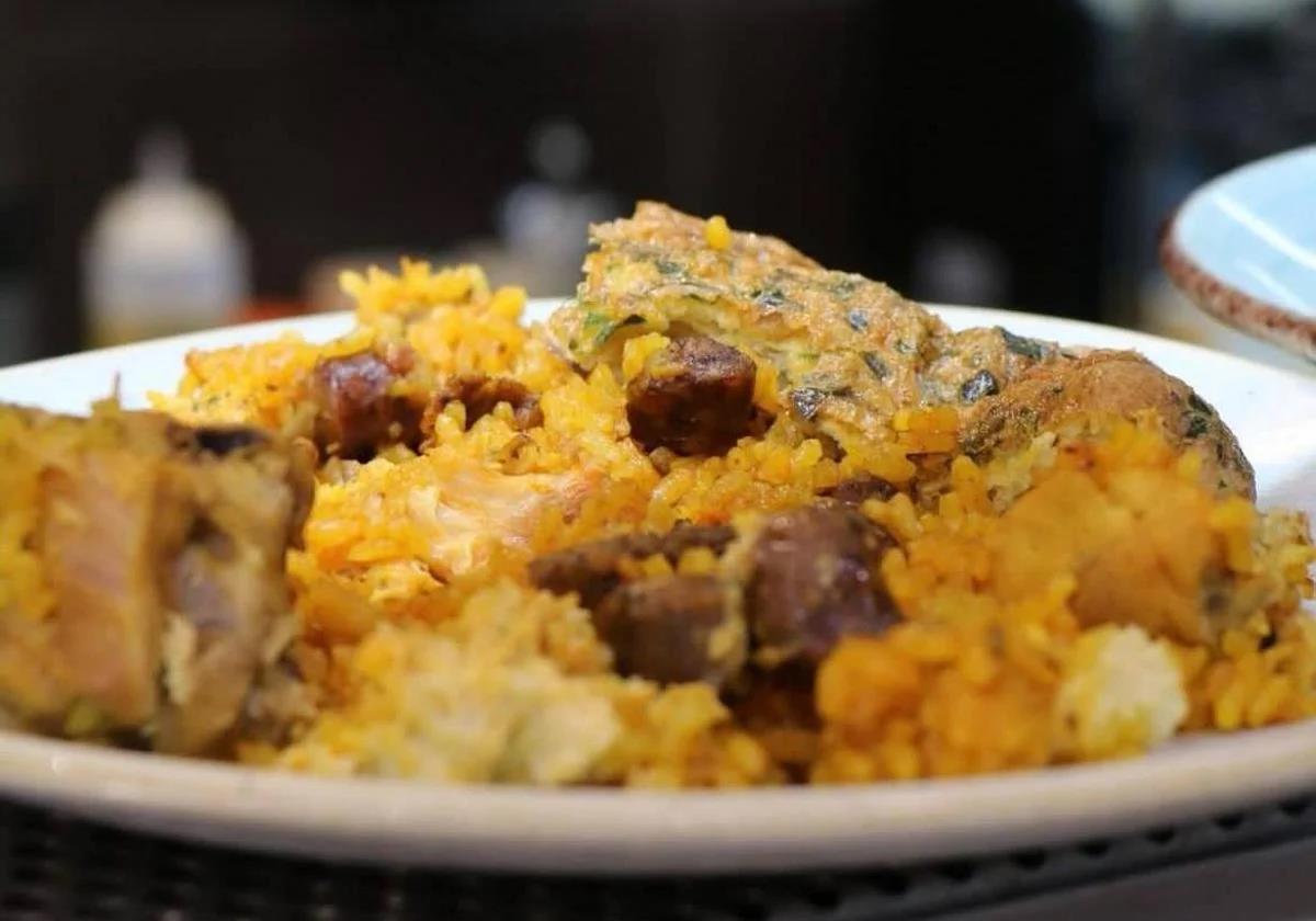 Un plato de arroz y costra en un restaurante.