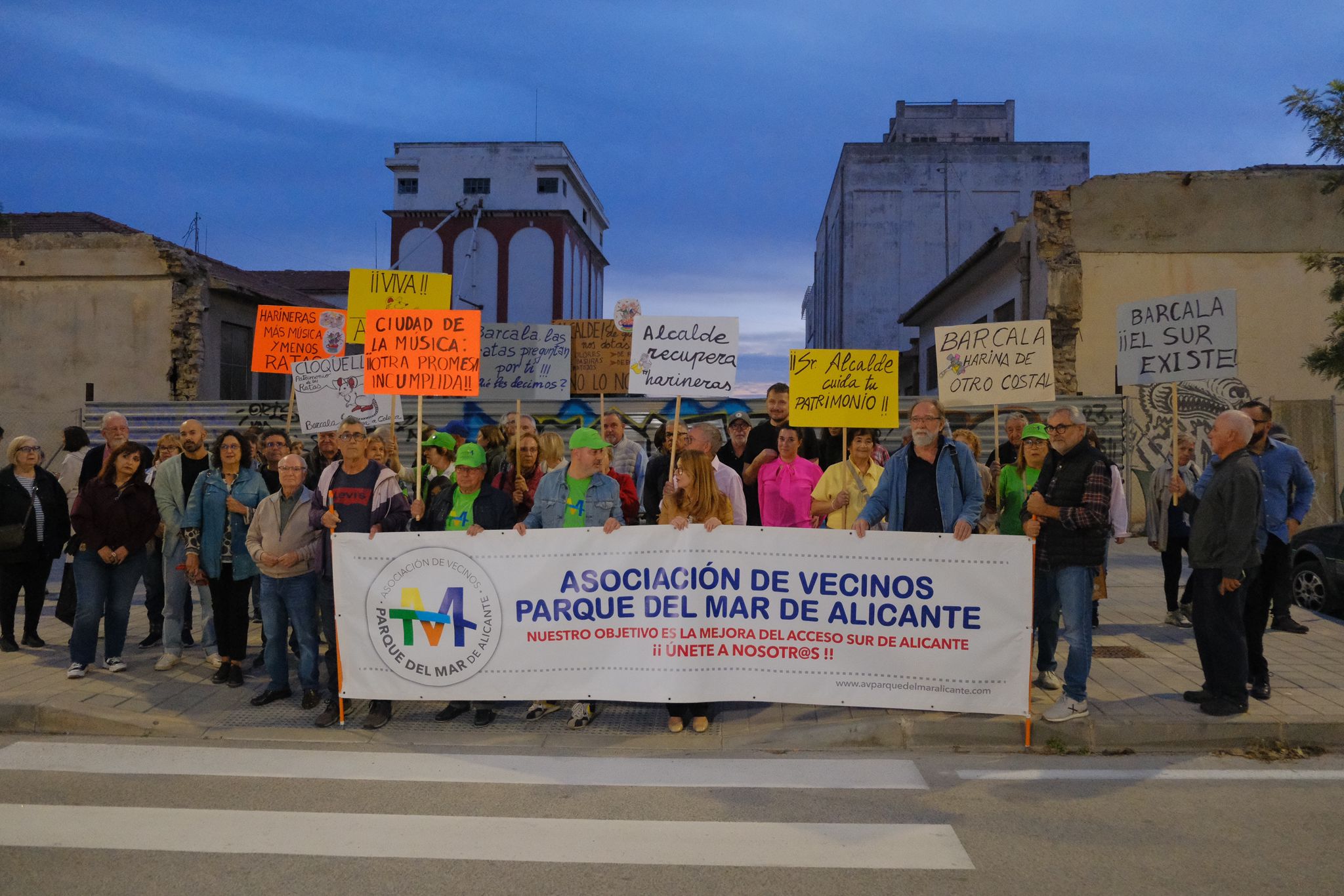 Imagen principal - Los vecinos de Parque del Mar piden cuentas sobre el desarrollo de las Harineras