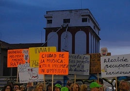 Pancartas en la concentración de vecinos frente a las Harineras.