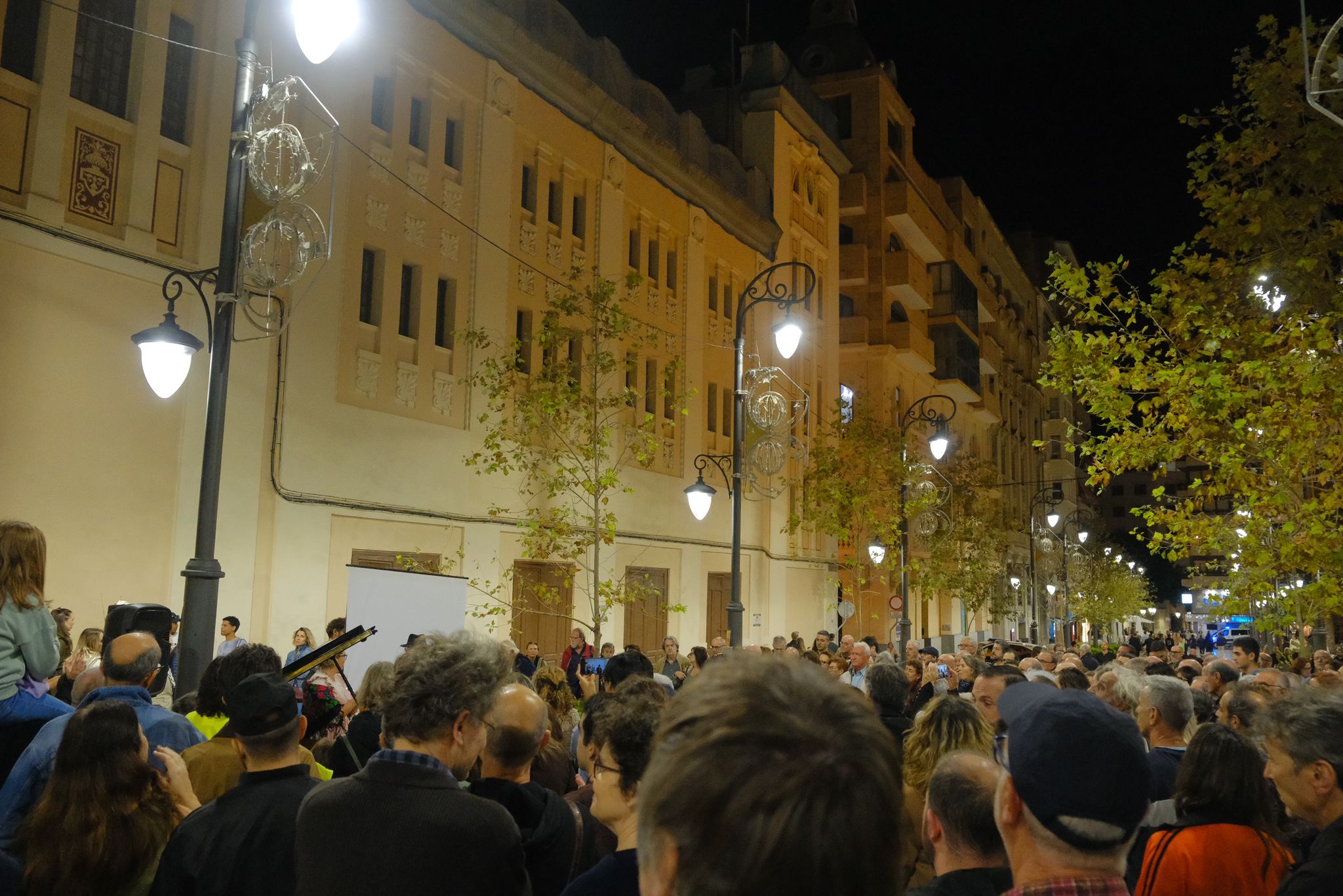 El cine vuelve a Ideal cien años después, en proyector y en la calle