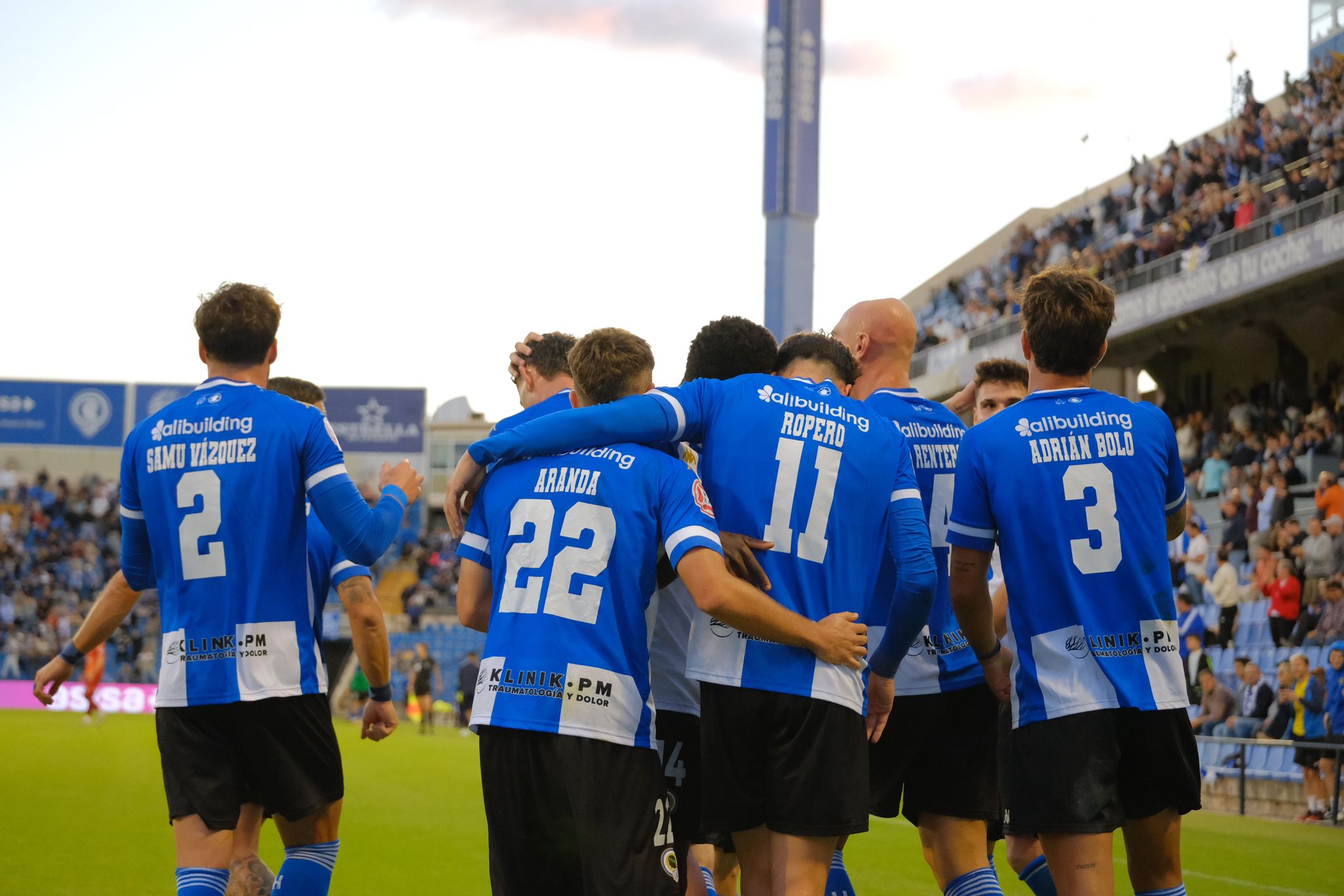 Imagen principal - Unai Ropero despierta al Hércules a tiempo y deja tres puntos de oro en el Rico Pérez (1-0)