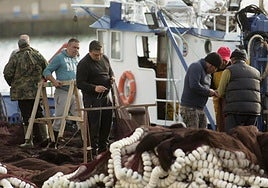 Pescadores en un barco, en imagen de archivo.