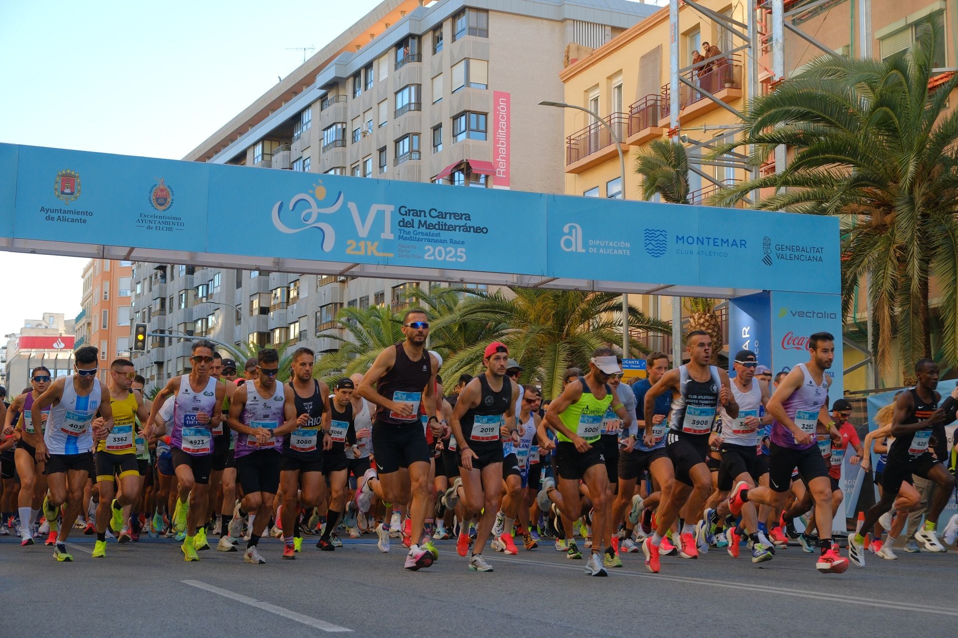La Carrera del Mediterráneo reúne a 5.000 atletas y abre el mes del gran deporte en Alicante