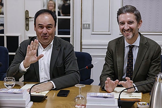 El secretario general del Partido Popular de la Comunidad Valenciana, Juan Francisco Pérez Llorca, y el secretario primero de las Cortes Valencianas, Víctor Soler, durante la celebración de la junta de Síndics.