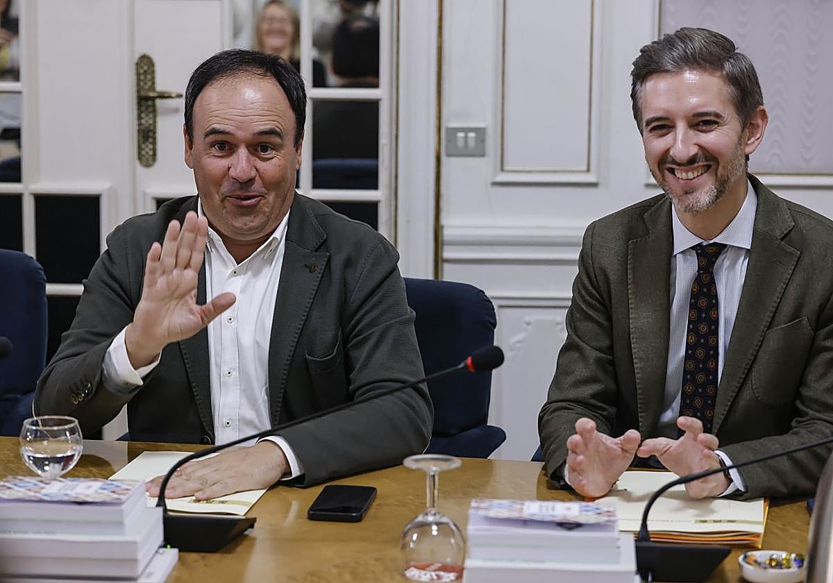 El secretario general del Partido Popular de la Comunidad Valenciana, Juan Francisco Pérez Llorca, y el secretario primero de las Cortes Valencianas, Víctor Soler, durante la celebración de la junta de Síndics.