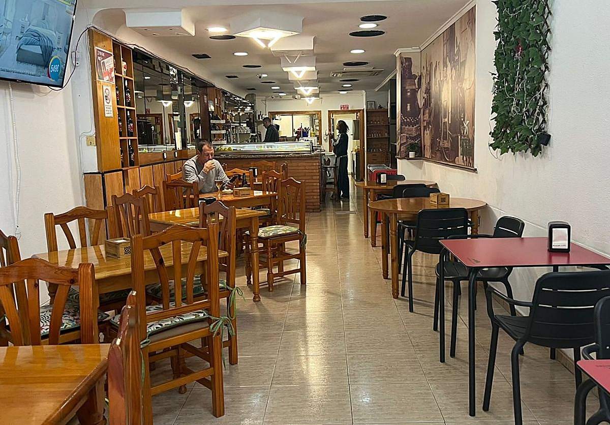An empty bar in the area during lunchtime.