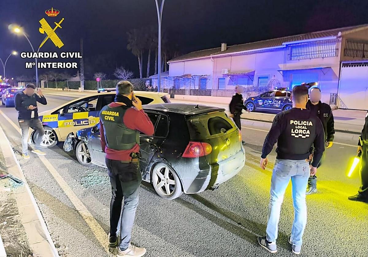 Agentes de la Guardia Civil y la Policía Local de Lorca durante la detención de los sospechosos.