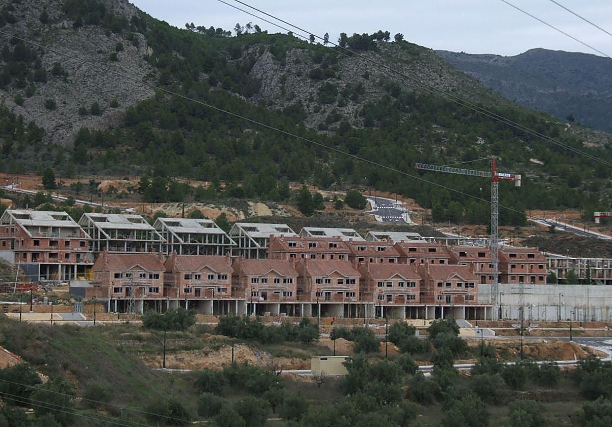 La urbanización de Serelles, a los pies de la Sierra Mariola.