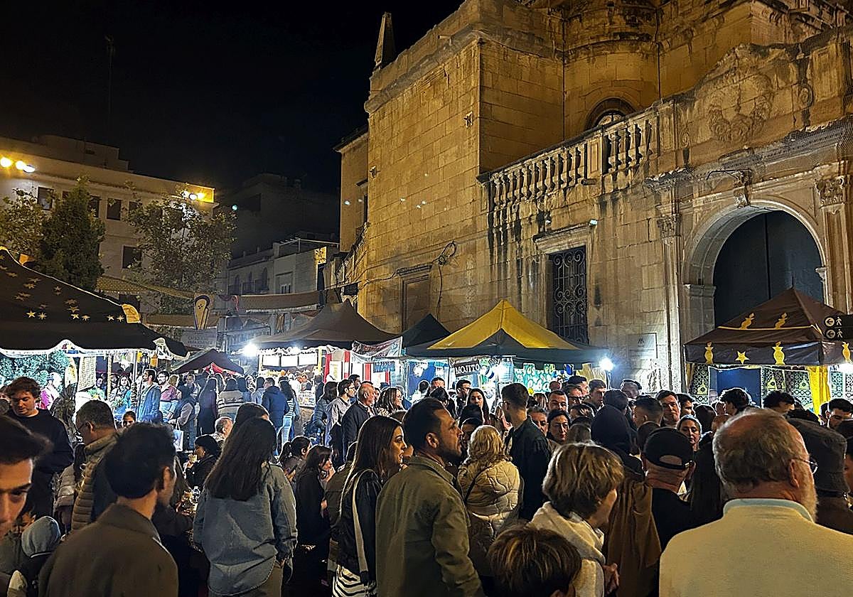 The 'Nit Màgica' fire run by Xarxa Teatre lit up Elche in a closing full of fire, music, and emotion.
