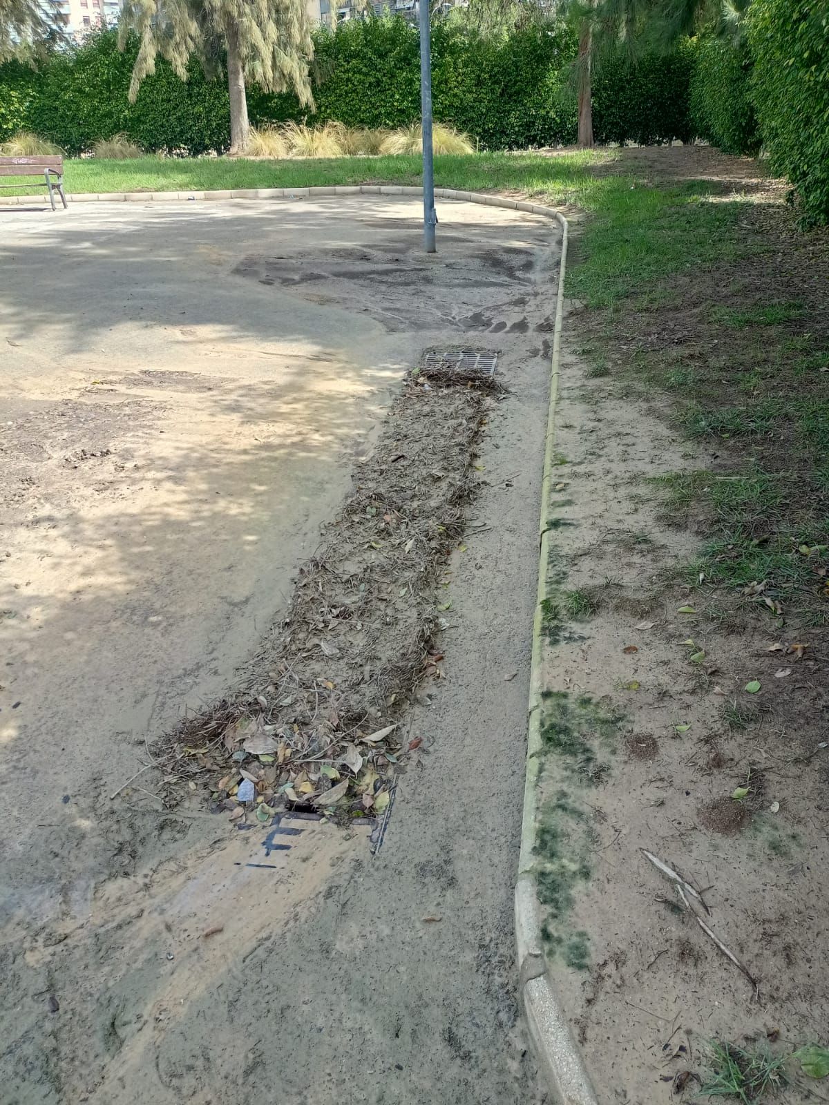 Imagen secundaria 2 - 1. Desperfecto en el parque Juan Pablo II. 2. Juntas de dilatación del Puente Rojo en mal estado. 3. Alberos atascados en el parque Juan Pablo II