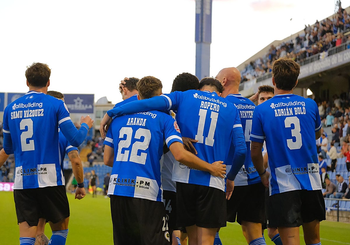 El Hércules celebra el gol de Unai Ropero contra el Europa.