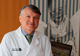 El docor Bernabeu en su despacho, en una imagen de archivo.